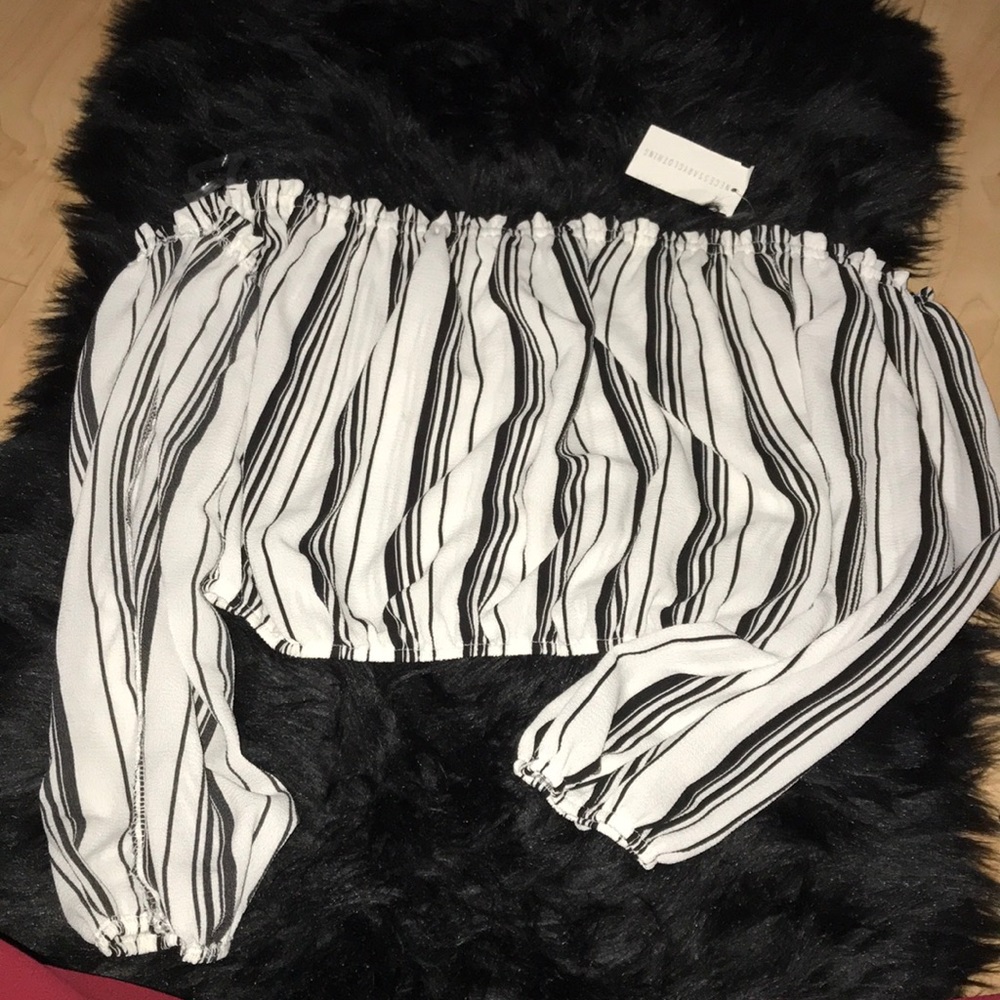 Off the shoulder crop stripped shirt ❤️